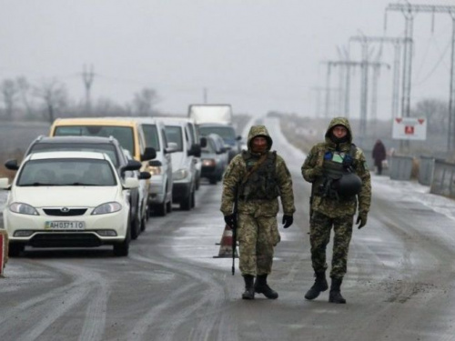 На КПВВ на Донбассе снова вырос поток транспорта и пешеходов