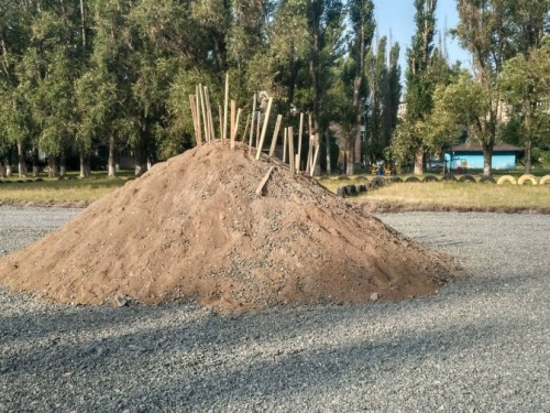 В Авдеевке приостановлено строительство нового футбольного поля из-за хулиганства местных подростков (ФОТО)