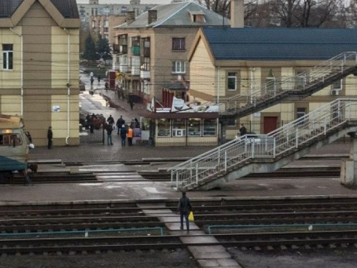 На вокзале в Покровске произошли взрывы: людей эвакуировали