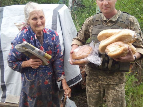 Офицеры Cimic Avdeevka привезли помощь в Пески и получили нужные посылки