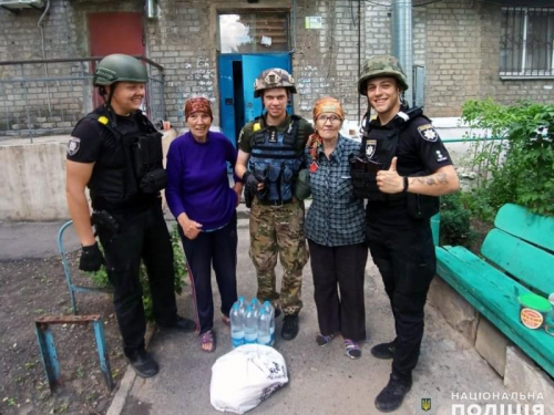 В Авдіївці поліцейські продовжують допомагати містянам