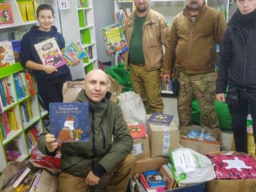 Юні читачі з Авдіївки отримали українські книги від Святого Миколая