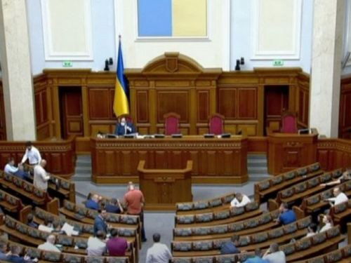 Двенадцать народных депутатов пропустили 90% голосований в Раде