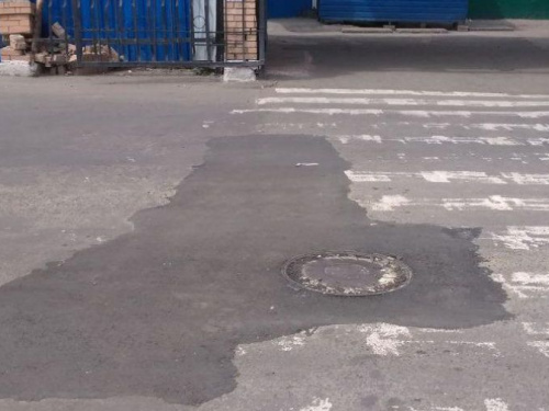 В Авдеевке большую дорожную яму устранили только после звонка в Киев (ФОТО)