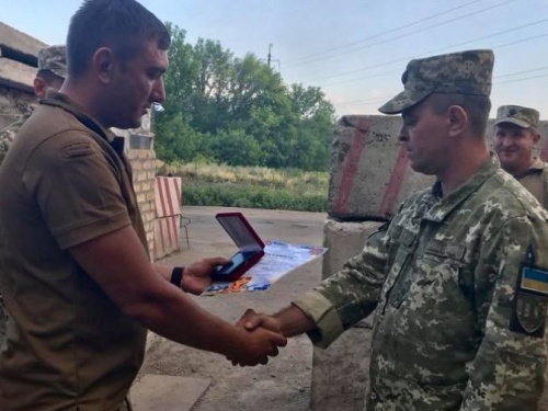 Награждены военнослужащие, задержавшие на блокпосту около Авдеевки подозреваемого в убийстве (ФОТО)