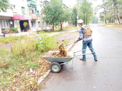 Авдіївські комунальники докладають усіх зусиль, щоб підтримувати головні транспортні артерії міста у чистоті