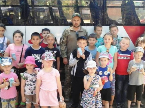 Авдеевские симики помогли детворе безопасно вернуться в родной город, а защитников Украины порадовали нужными подарками (ФОТО)
