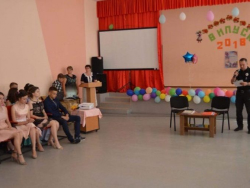 В прифронтовой Авдеевке поздравили «будущих полицейских» (ФОТО)