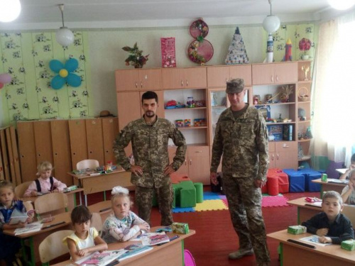 Авдеевские «симики» доставили символические подарки и гуманитарку