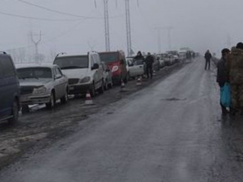 Линию разграничения на Донбассе вчера пересекли 4,7 тысячи авто, а сегодня в очередях стояло 400 авто