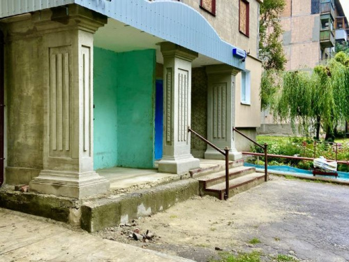 Греческие колонны и пилястры: благодаря гранту от Метинвеста ОСМД «Надежда» преобразит входные группы своего дома 