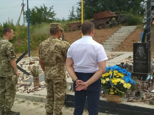Авдеевские «симики» праздновали, возлагали цветы и сопровождали нардепа (ФОТО)