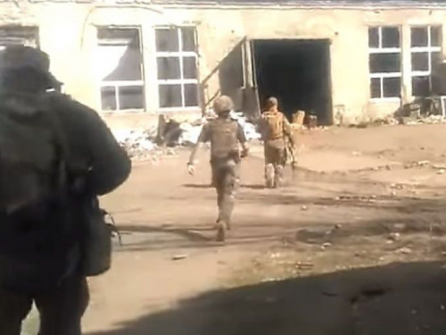 «Тут в руинах Авдеевской промки»: в Сети появилась песня с видеохроникой сражений
