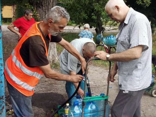 Комунальники Авдіївки продовжують забезпечувати мешканців водою (ФОТОФАКТ)