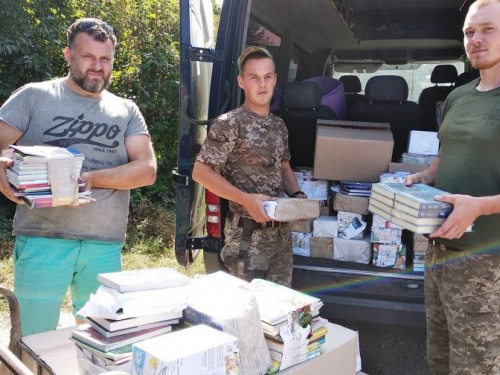 Авдеевские «симики» получили нужную литературу, помогали с врачом и поздравили ветеранов