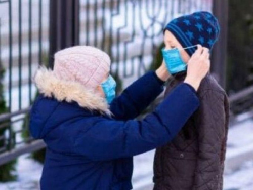 Кабмин Украины запретил в "красной" зоне ходить по улицам без масок