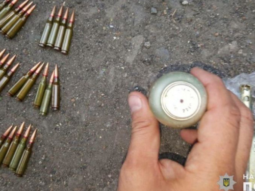 В Авдеевке мужчина добровольно сдал полиции пакет с боеприпасами (ФОТО)