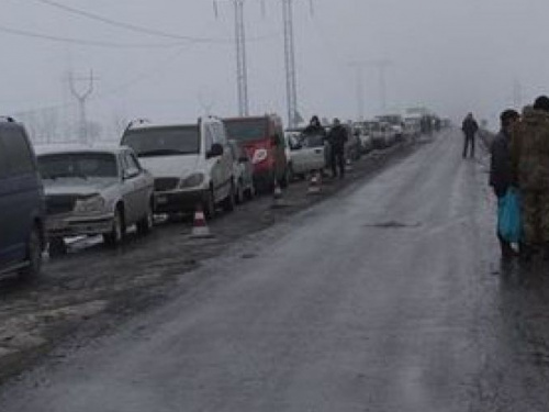 Донбасские КПВВ и блокпосты: нет накрытия, мало транспорта, людям становится плохо