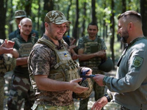 Військовослужбовці, які захищають позиції під Авдіївкою, отримали нагороди