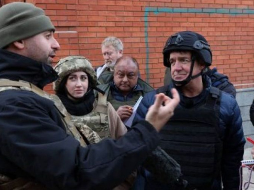 Депутати та журналісти потрапили під обстріл на Донбасі
