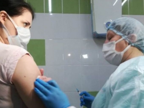 У женщин после прививки от коронавируса увеличивается грудь: медики объяснили в чем дело