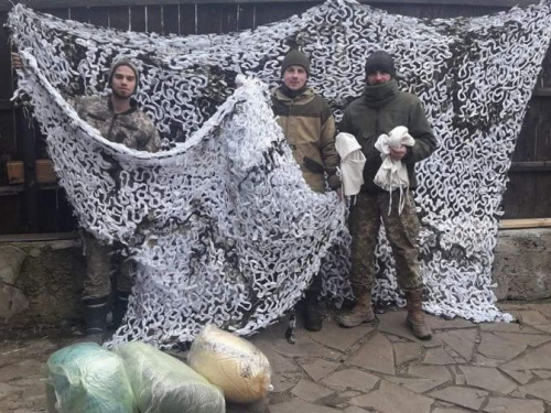 Защитников Авдеевки снабдили варениками, маскировкой и балаклавами (ФОТО)