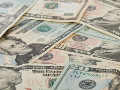 Курс доллара упал до минимума за последний год