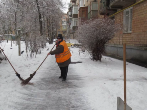 В Авдеевке не хватает дворников. Как получить работу?