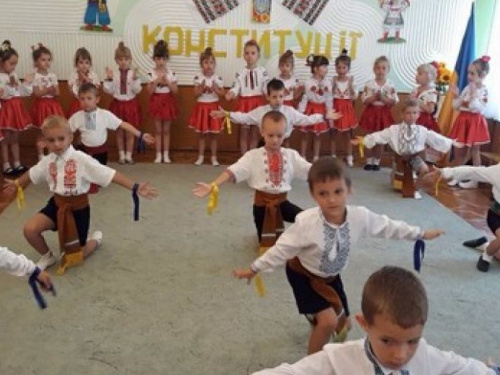 Авдеевские малыши приобщились ко Дню Конституции (ФОТО)