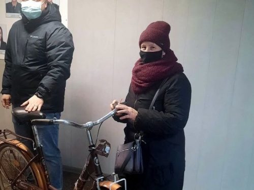Полицейские Авдеевки вернули соцработнику терцентра украденный велосипед