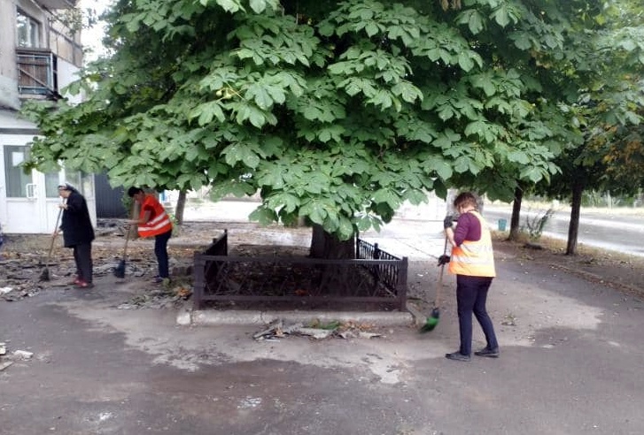 Комунальники Авдіївки навели лад біля багатоповерхівки, яку обстріляли рашисти (ФОТОФАКТ)