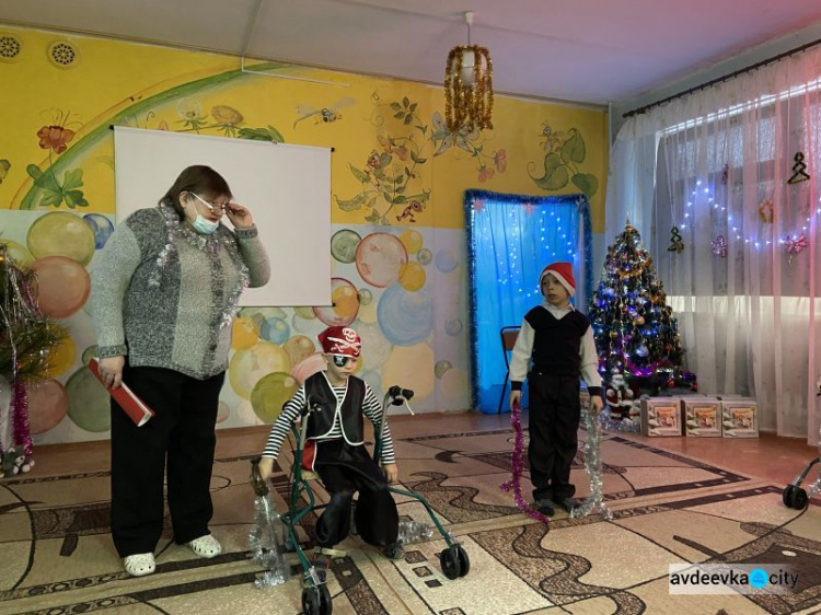 Яркие забавы и приятные сюрпризы: воспитанники "Искорки" получили новогодние подарки от генерального директора АКХЗ