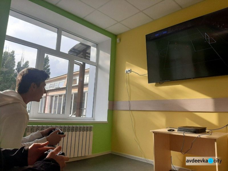 В опорній школі Авдіївки пройшов кібертурнір з футболу "Fifa-2021 - здійсни свою мрію".
