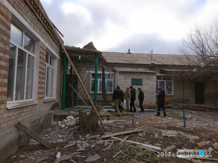 В попавшем под обстрел из "Града" Новолуганском весь день разбирают завалы (ФОТО)