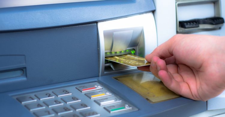 Українцям не загрожує обмеження на зняття готівки у банкоматі