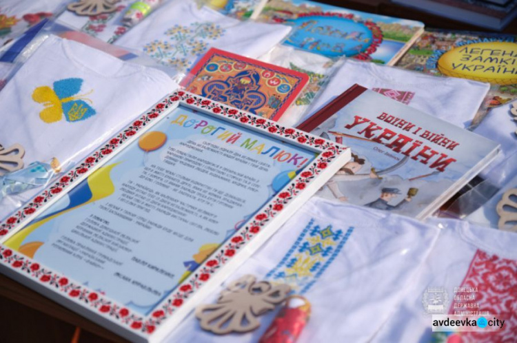 «Рожденные в вышиванках»: в Донецкой области новорожденным подарили национальные обереги