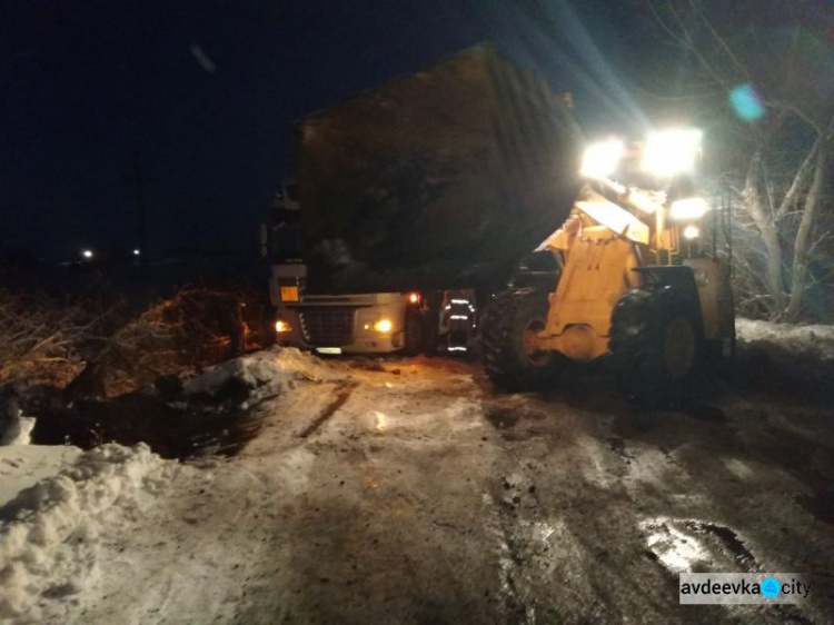 Авдеевские спасатели вытащили из ловушки грузовик с бензолом (ФОТО)