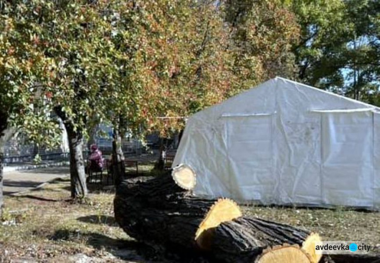 В Авдіївці біля лікарні встановили палатку для пацієнтів з температурою та симптомами ОРВІ