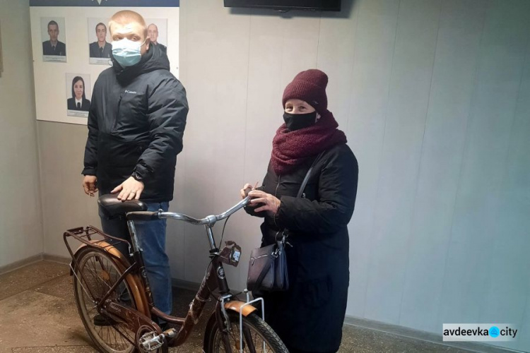 Полицейские Авдеевки вернули соцработнику терцентра украденный велосипед