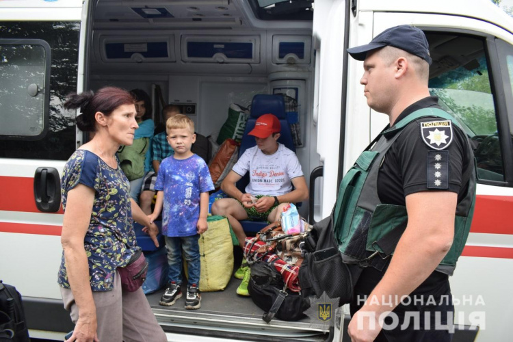 Поліція Донеччини розпочала операцію з порятунку дітей: пропонують евакуацію та житло