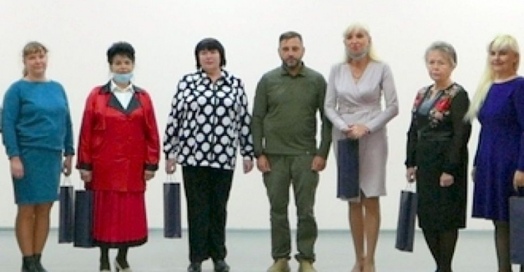 Руководитель военно-гражданской администрации Авдеевки поздравил работников образования с профессиональным праздником