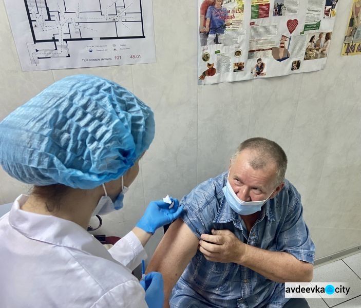 На Авдеевском коксохиме прошел первый этап добровольной бесплатной вакцинации сотрудников