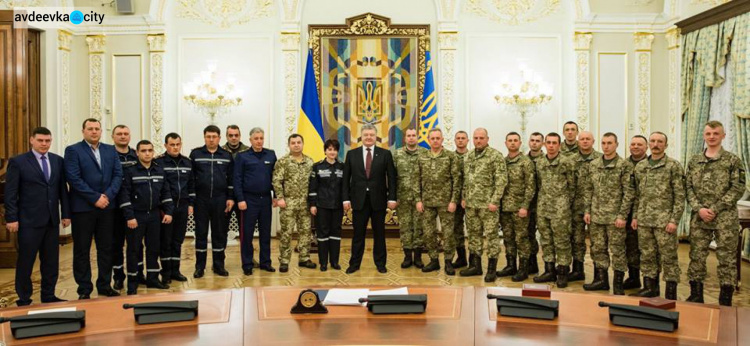 Президент Украины наградил отличившихся защитников Авдеевки (ФОТО)