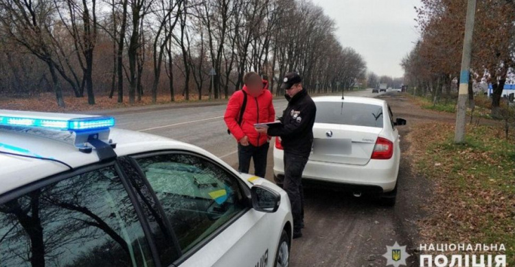 Полицейские на проспекте в Авдеевке провели беседы с нарушителями правил дорожного движения