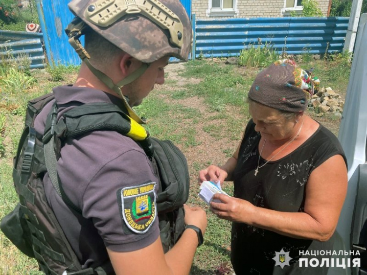 Поліцейські розвезли мешканцям Авдіївки ліки та доставили поранену жінку до лікарні