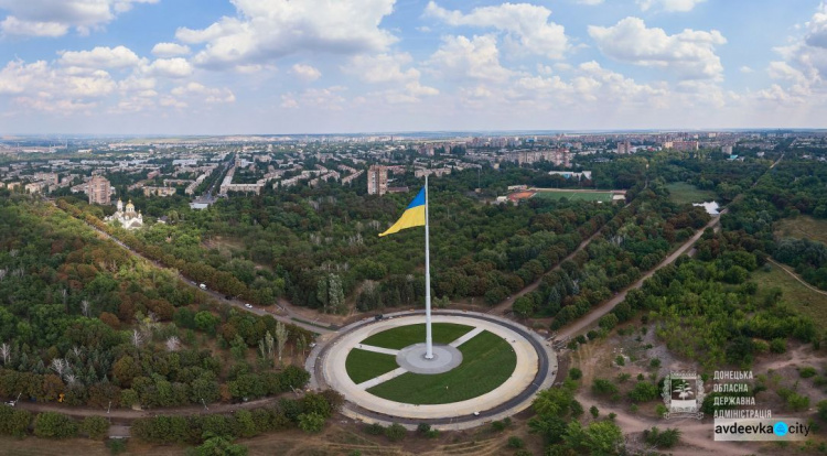 В Краматорске испытали мачту, на которой будет развеваться огромный флаг Украины