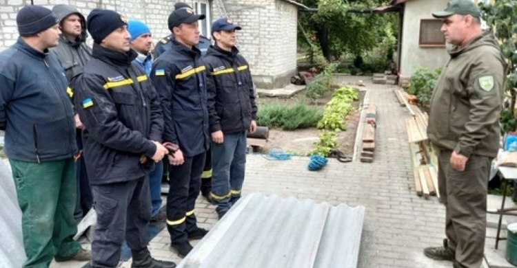 В Авдіївці відзначили рятувальників, які лагодили дахи пошкоджених будинків городян