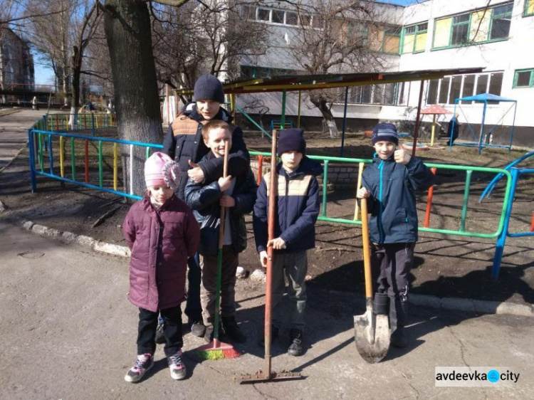 Чистый четверг в Авдеевке: необычные дети поработали на славу (ФОТО)