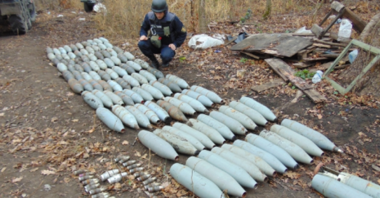 Возле трассы в Донецкой области обнаружена смертельно опасная находка (ВИДЕО)