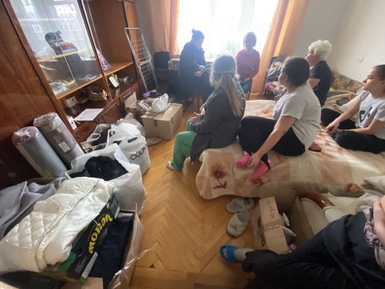 У Вінниці прийомна сім’я з Авдіївки отримала гуманітарну допомогу